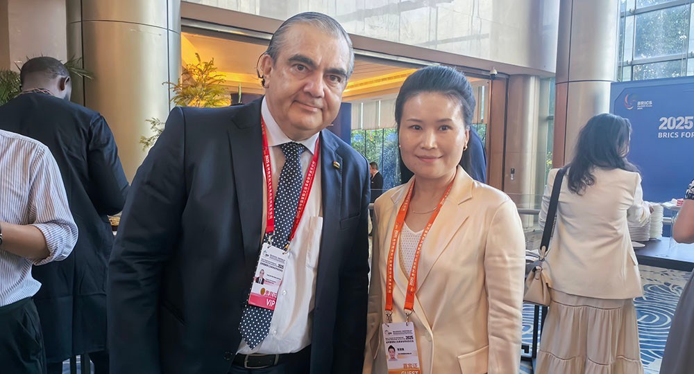 CEO da GELGOOG, Fiona Zhang, com S.E. Senhor Hugo Siles Núñez del Prado, Embaixador da Bolívia na China