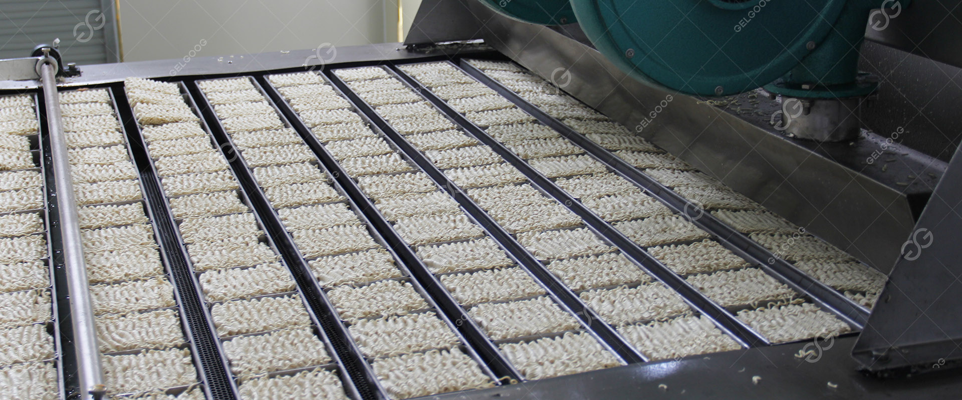 Linha de produção de macarrão instantâneo